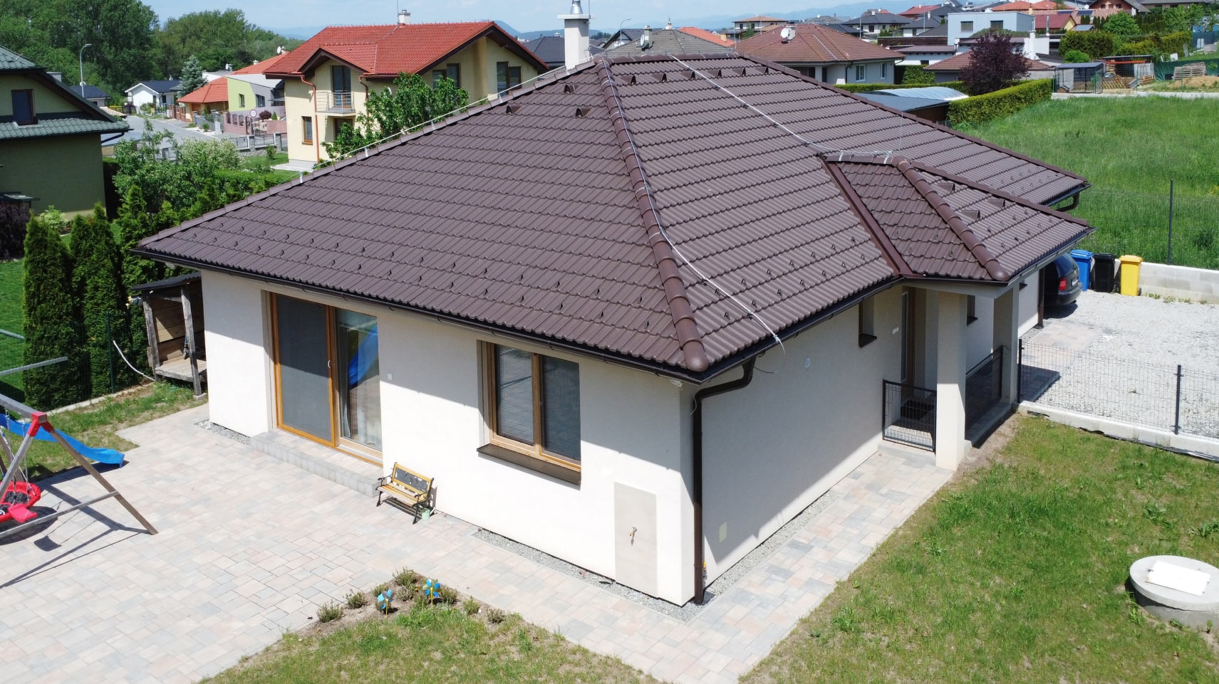 tento_moderny_dom_bol_postaveny_v_roku_2020_a_ponuka_vsetky_moderne_prvky_pre_dnesne_byvanie_uvod